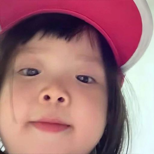 带粉红鸭舌帽搞怪可爱小女孩头像